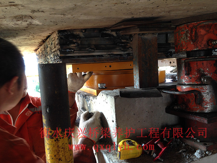 遼寧鐵路橋梁轉軸式支座更換